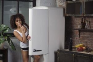 Красивая девушка вызвала мастера по ремонту холодильника