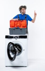 Мастер готовится к ремонту стиральной машины